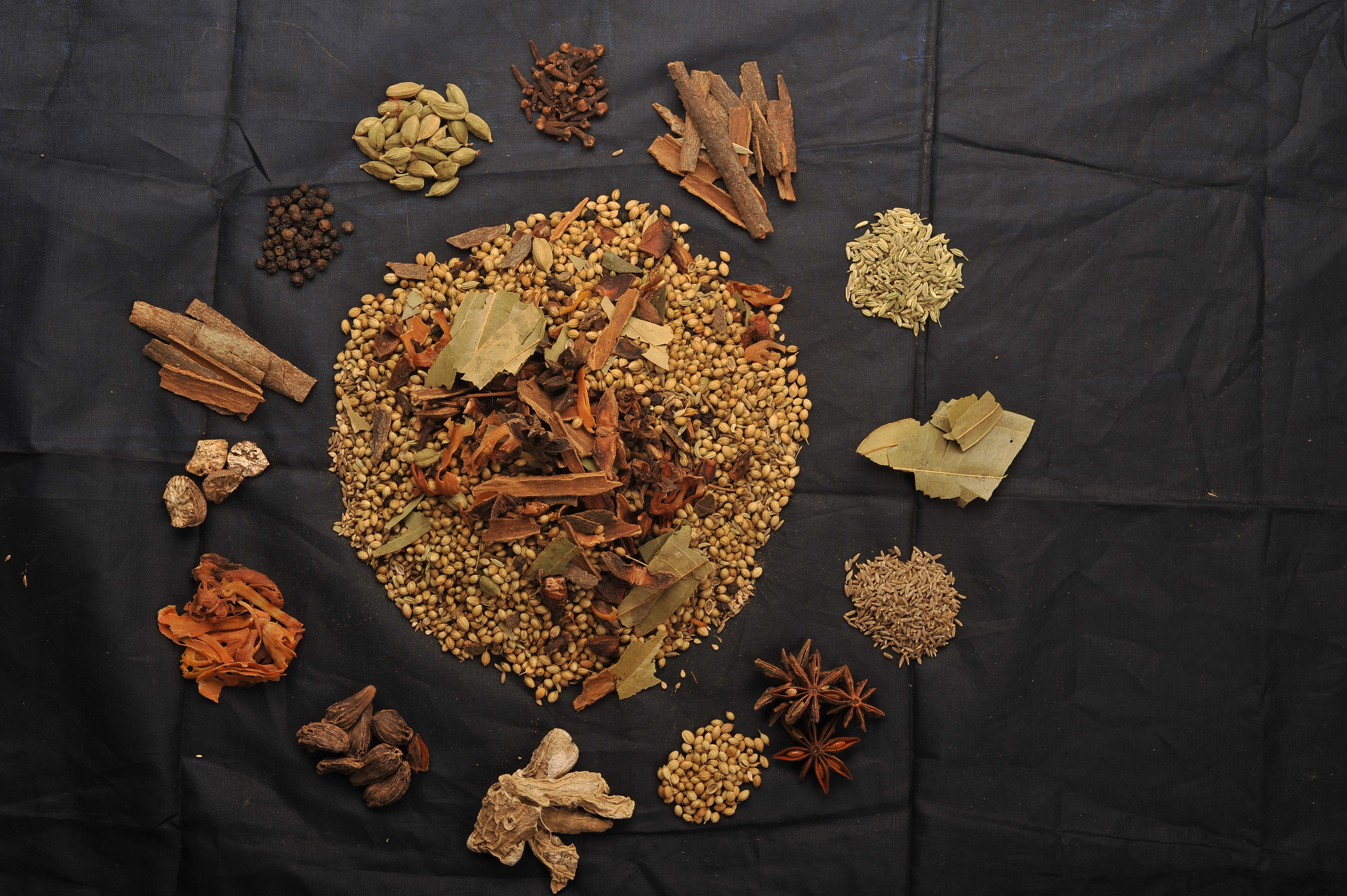 Ajwain Seeds Anardana Cardamom Black Cinnamon Sticks Desi Cinnamon Sticks Round Coriander Seeds Cumi...